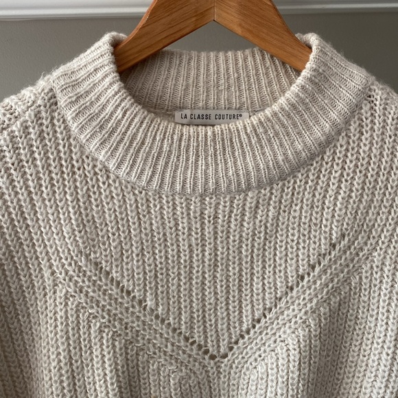 Cream cozy sweater medium - Picture 2 of 2